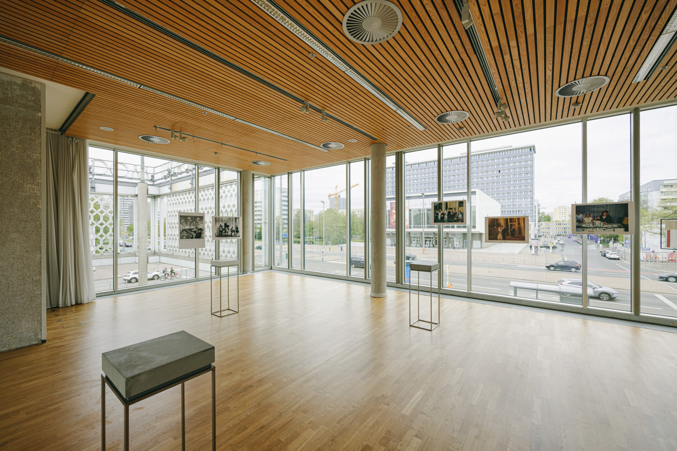 20240411-6ZBF-10-JAHRE-JUBILAeUM-CAFE-MOSKAU-BERLIN-OFFENBLENDE-MB-001